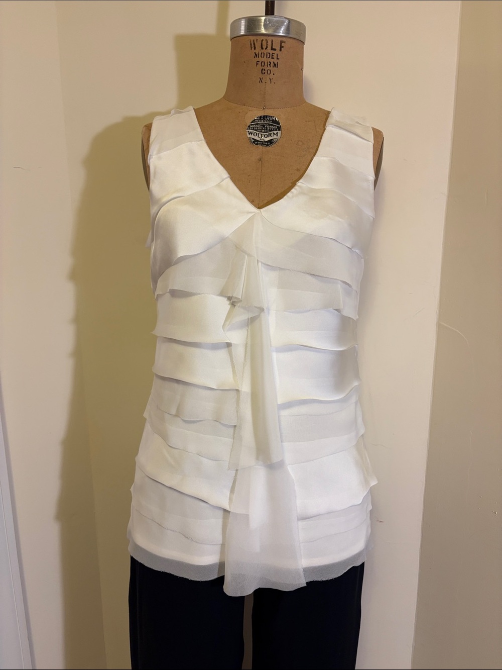 Women's White Layered V-Neck Sleeveless Top